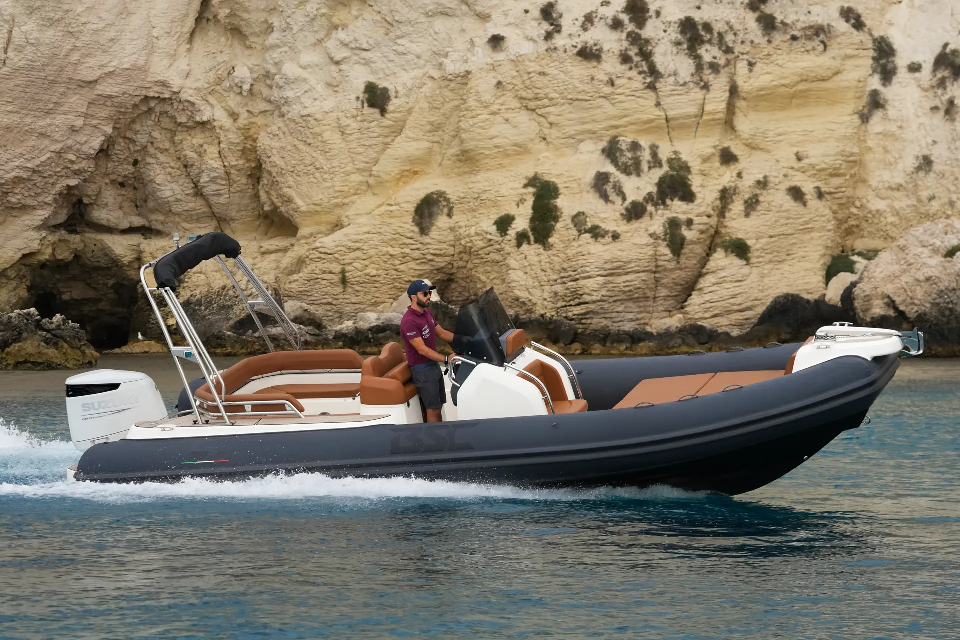 Il BSC 78 costeggia le falesie calcaree della costa di Cagliari