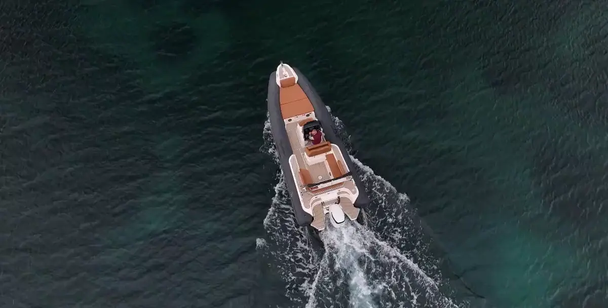 Il gommone BSC 78 visto dall'alto mentre naviga nel Golfo di Cagliari