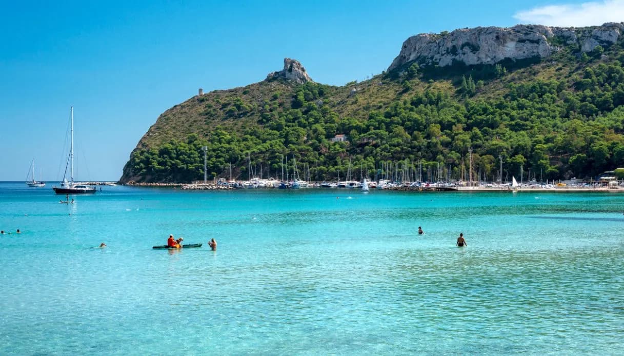 L'acqua bassa e turchese del Poetto, con la Sella del Diavolo e Marina Piccola sullo sfondo